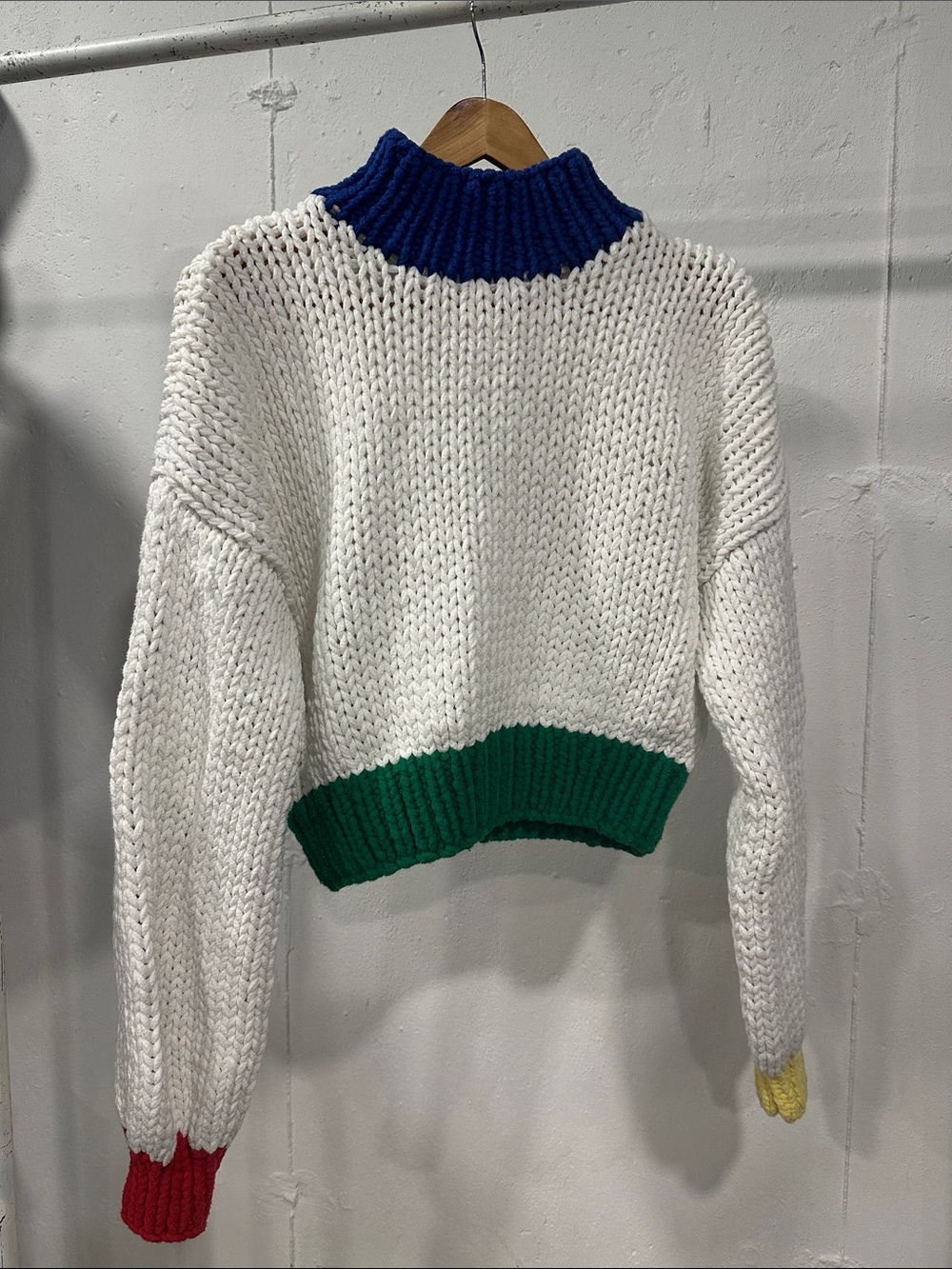 Yllw Chunky White Sweater with Blue Collar and Green Hem